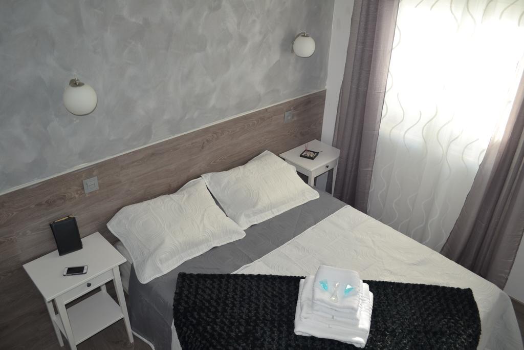 מדריד Hostal Meyra מראה חיצוני תמונה