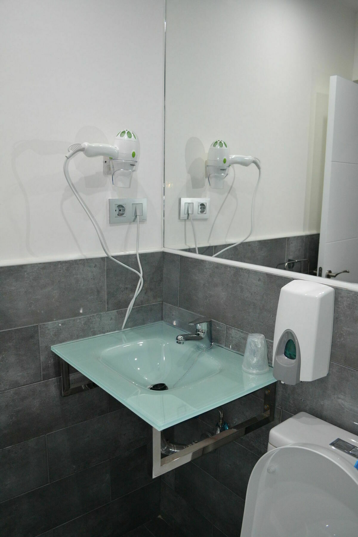 מדריד Hostal Meyra מראה חיצוני תמונה