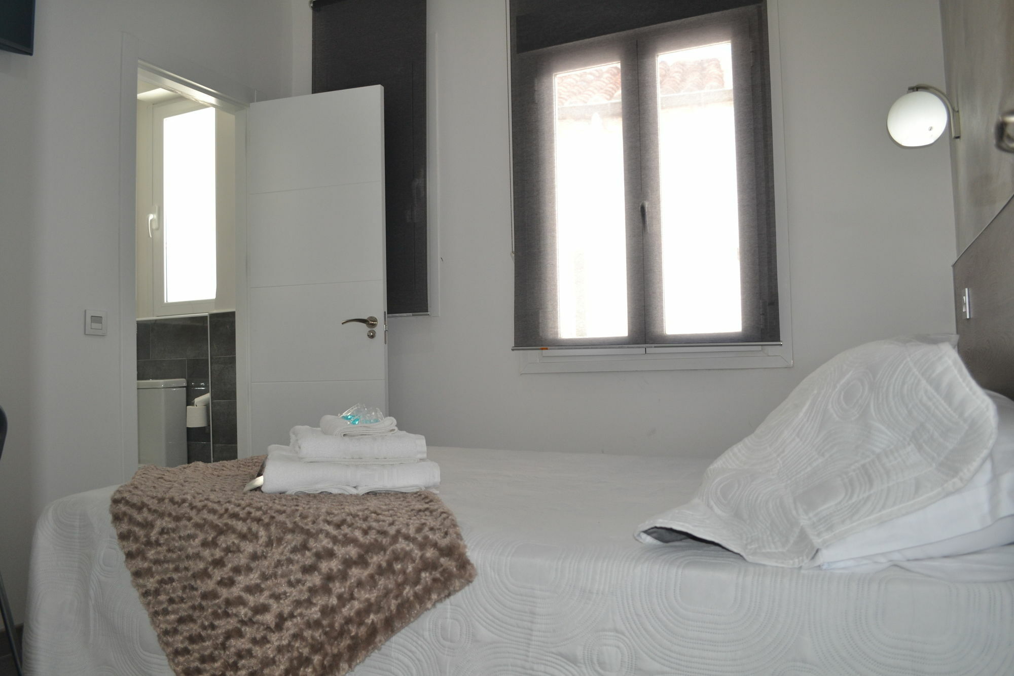 מדריד Hostal Meyra מראה חיצוני תמונה